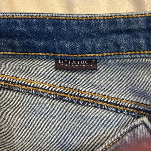 NWT women’s NYDJ Teresa Wide Leg Radiance jeans size 10 light colored denim - Picture 2 of 8